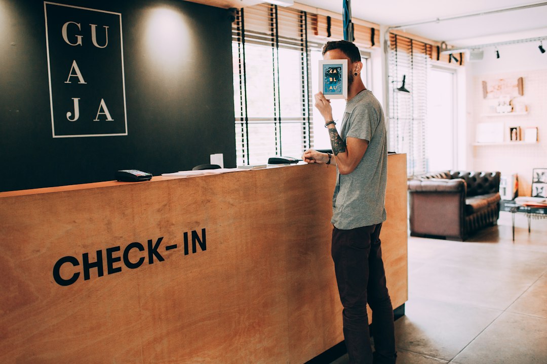 Professionnel à un comptoir d’accueil illustrant un service de conciergerie