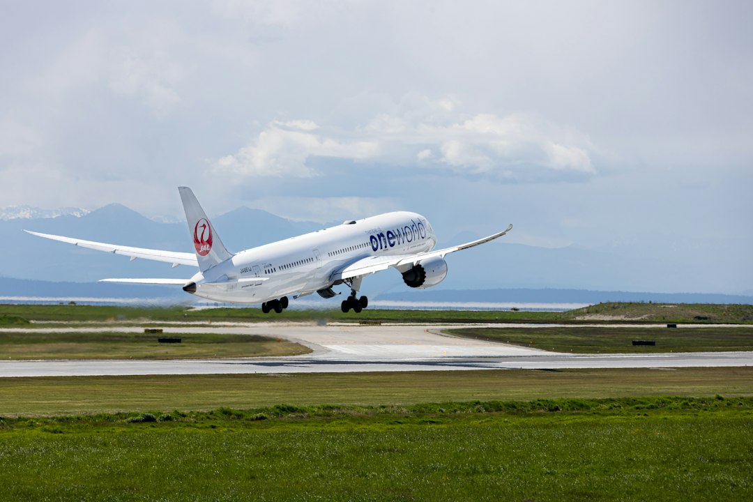 Avion au décollage pour illustrer les voyages aériens